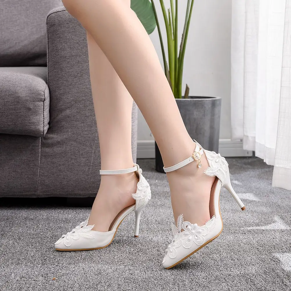 Королевская женская обувь с украшением в виде кристаллов; белые кружевные туфли на высоком каблуке для торжеств; свадебные туфли; красивые туфли-лодочки с острым носком; сандалии