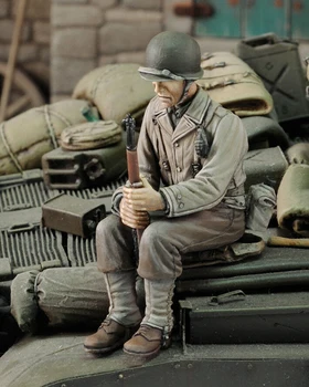 

1/35 Infantry at Rest with Rifle (1 figure) (NO TANK ) Resin figure Model kits Miniature gk Unassembly Unpainted