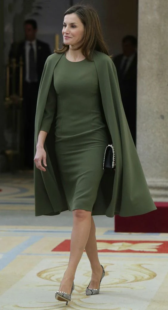 Mother-Of-The-Bride-Dresses-with-Cape-2019-Knee-Short-Olive-Wedding-Party-Celebrity-Formal-Gown (2)