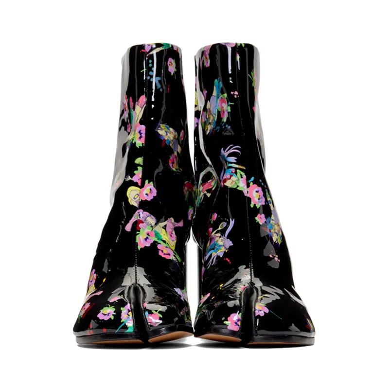 Черные полусапожки из лакированной кожи с цветочным принтом; женская обувь на раздельном каблуке с раздельным носком; Зимние ботильоны для подиума; женская обувь из натуральной кожи