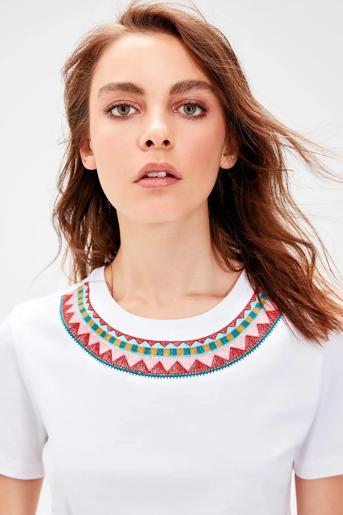 Trendyol белые Базовые Трикотажные футболки TWOAW20TS0059 | Женская одежда