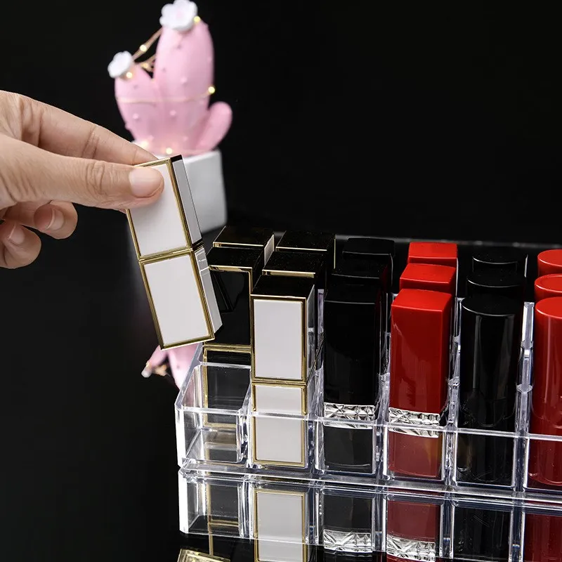  TACYKIBD Soporte para lápiz labial de 24 espacios, organizador  de lápiz labial acrílico transparente y estante de exhibición para  cosméticos, organizador de maquillaje para cepillos de brillo de labios,  botellas más (