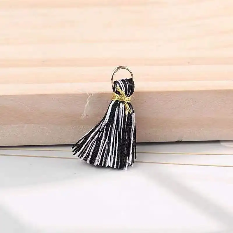 white and black Issequins 10 шт/партия 2 см мини шелковистая кисточка цвет маленькая кисточка ювелирные изделия diy занавес брелок сумка кулон украшения поставки - Цвет: white and black