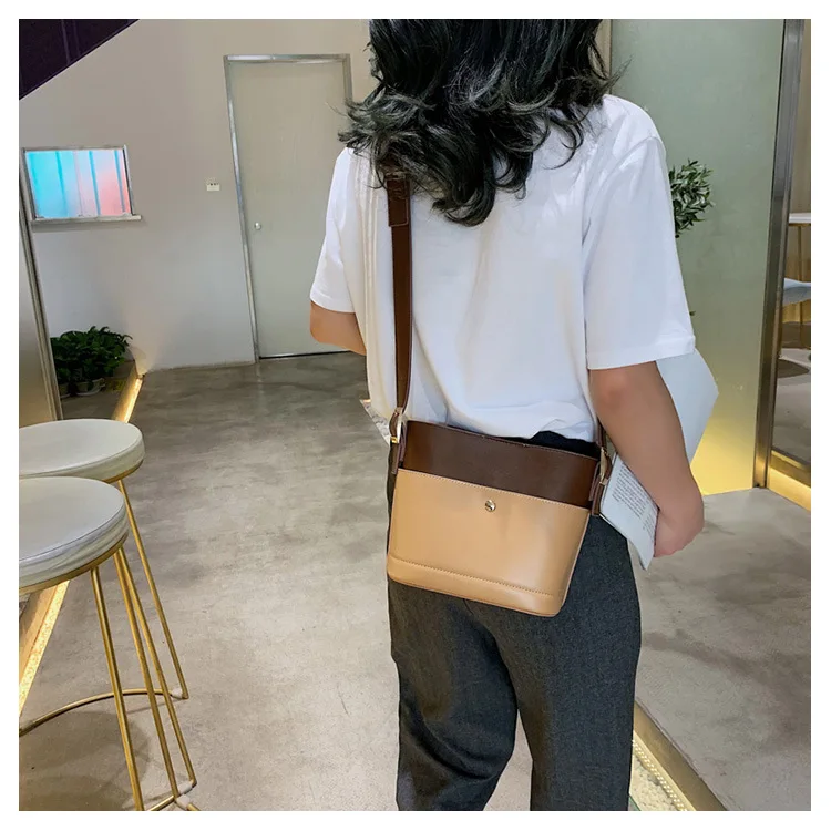 

2019 new retro large capacity bucket bag soft Korean version of chic shoulder Messenger bag