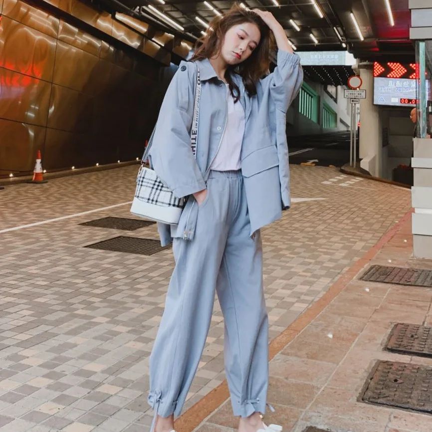 

Photo Shoot CHIC Early Spring Light Blue Fold-down Collar Loose-Fit Lace-up Capri Pants Mouth Drawstring Fold-down Collar Workwe