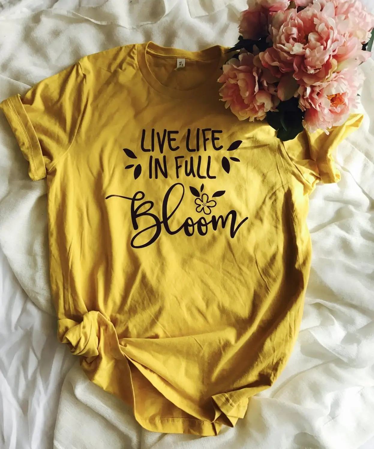 Весенняя вдохновляющая футболка с графическим девизом Live life in full bloom горчичного