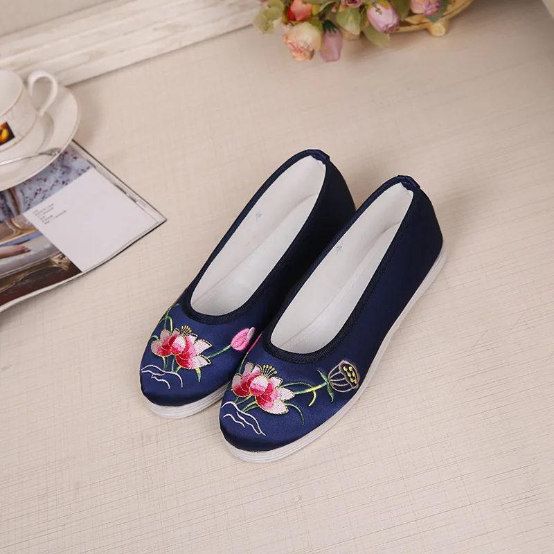 

Old Beijing Cloth Shoes Strong Cloth Soles Embroidery Shoes Handmade Cloth Shoes Retro Lotus Shoes Embroidery