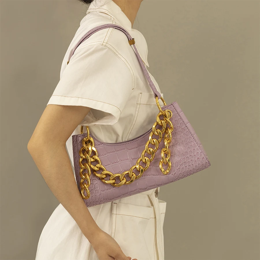 Сумочка багет ридикюль. Модная сумка багет. Сумка багет 2022 модные. Сумки для девушек модные. Сумка багет женская 2022.