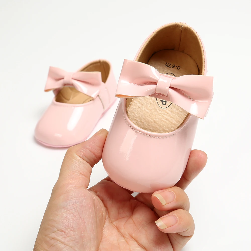 Обувь для новорожденных девочек; обувь для первых шагов из искусственной кожи с пряжкой и бантом; цвет красный, черный, розовый, белый; нескользящая обувь для малышей на мягкой подошве
