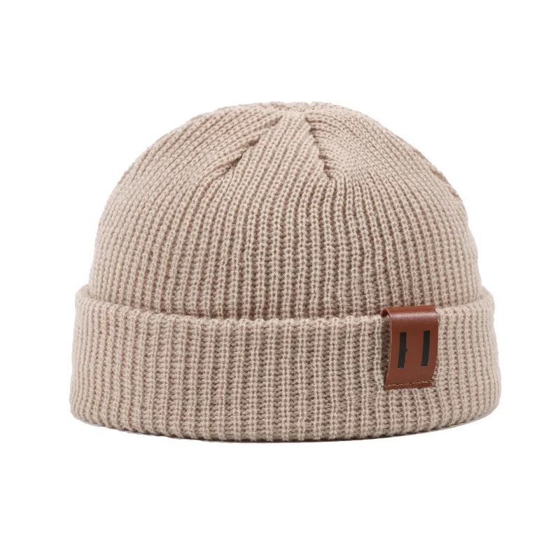 

Men's and women's hoods with knitted wool in autumn and winter
