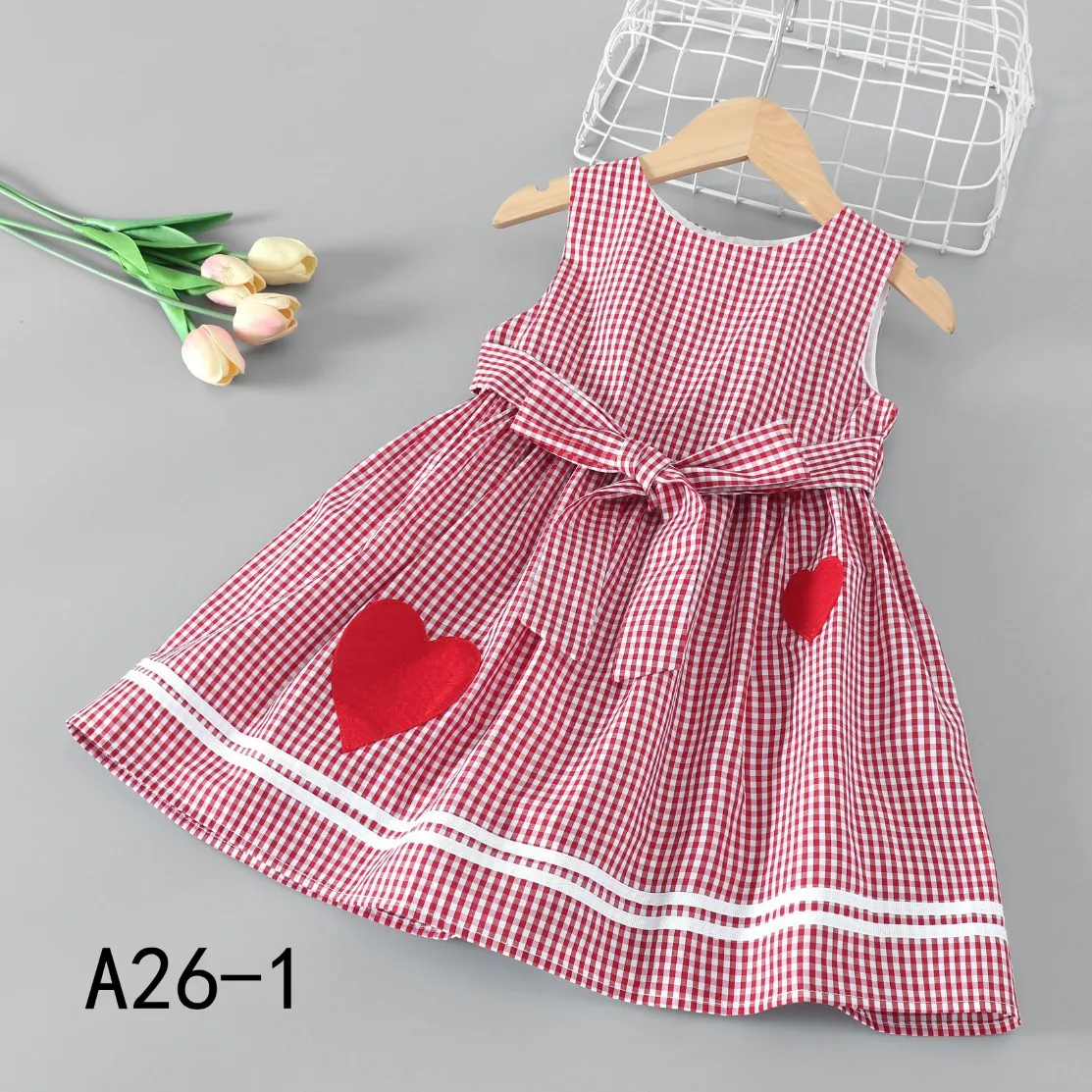 Летнее Детское платье в клетку с наклейками в виде сердечек;