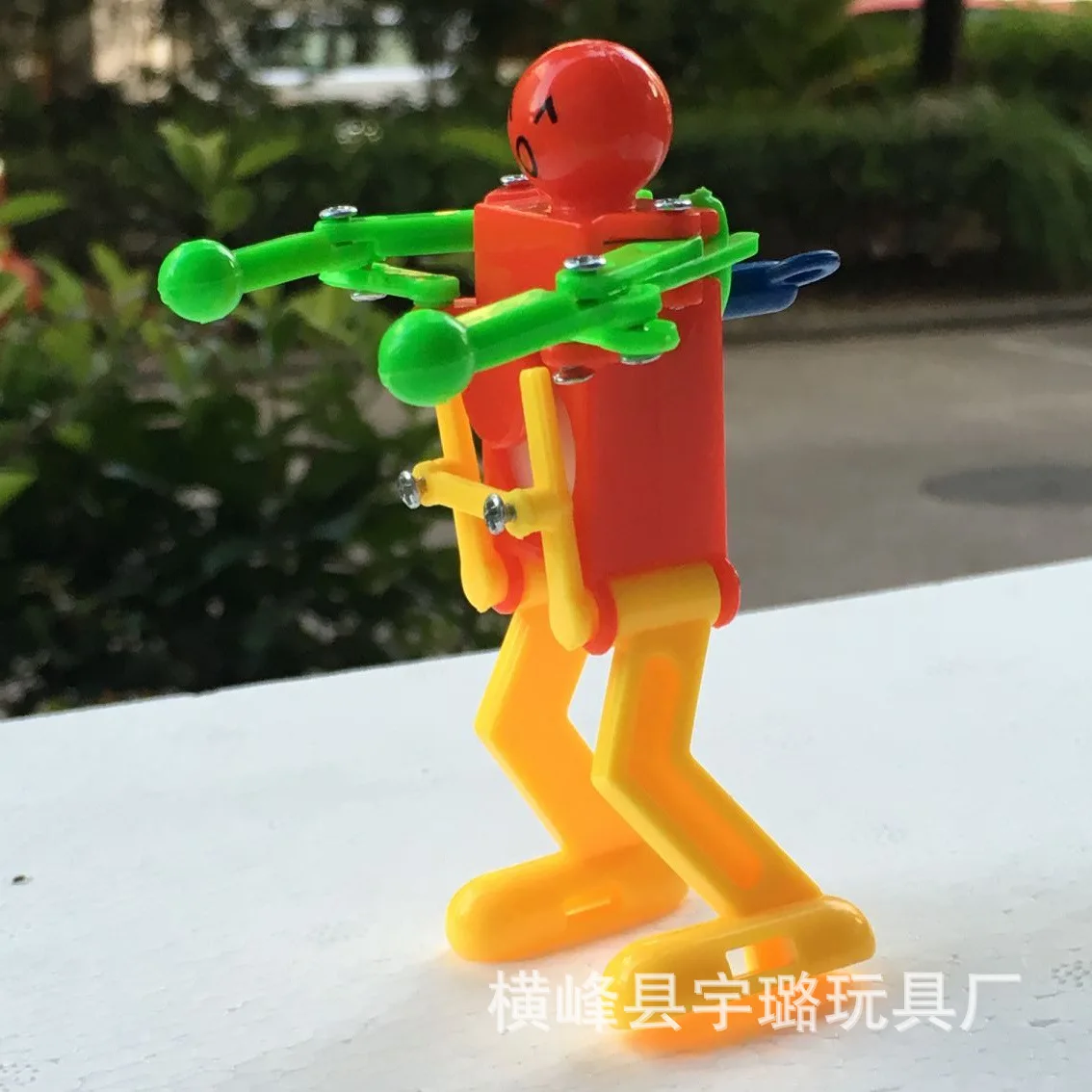 Stall Hot Selling Winding Toy Wind up Robot Spring Robot Torsion Butt Dancing Robot