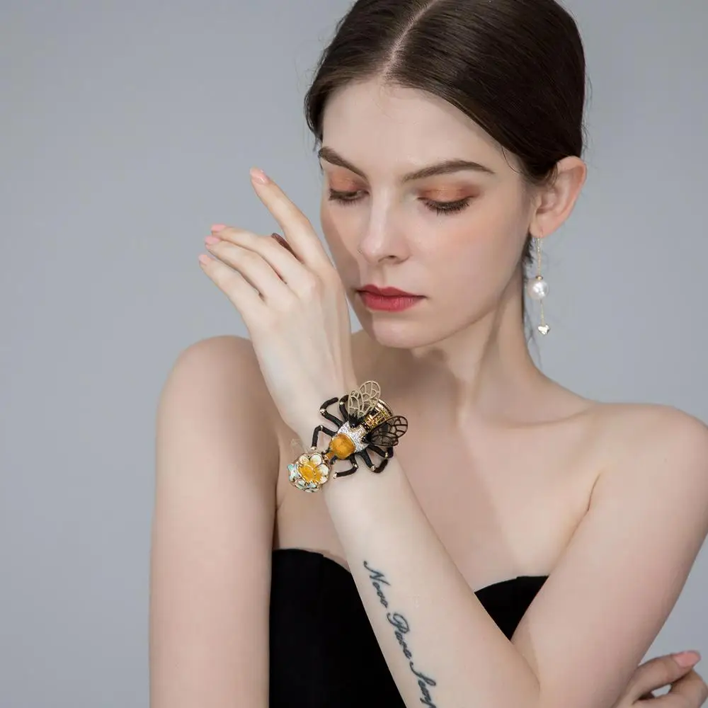 Женский браслет с эмалью Blucome широкий из меди натуральными цветами и пчелками