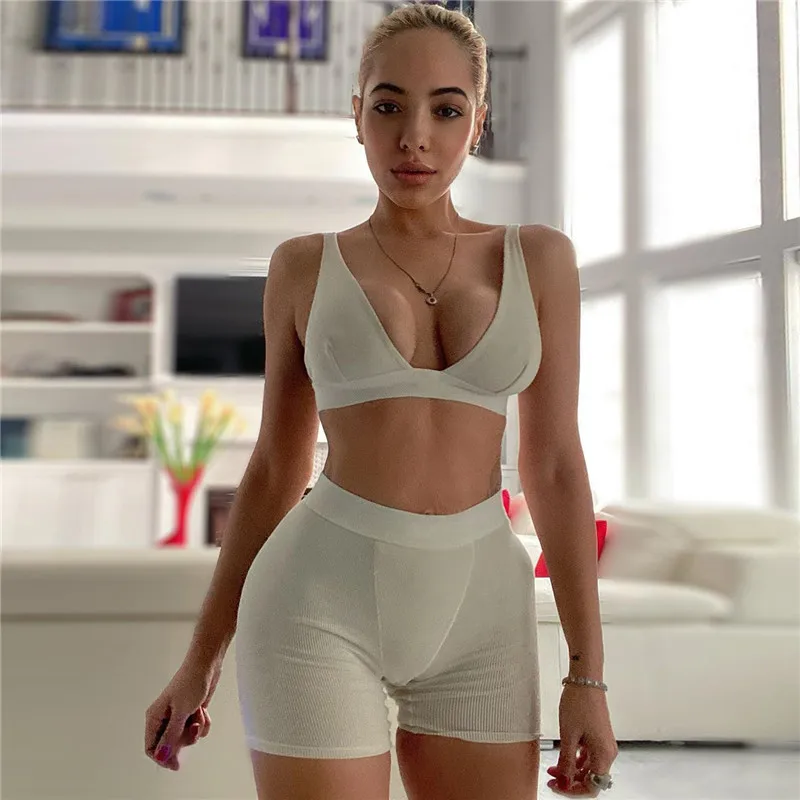 Комплект спортивной одежды из 2 предметов белый укороченный топ + велосипедные