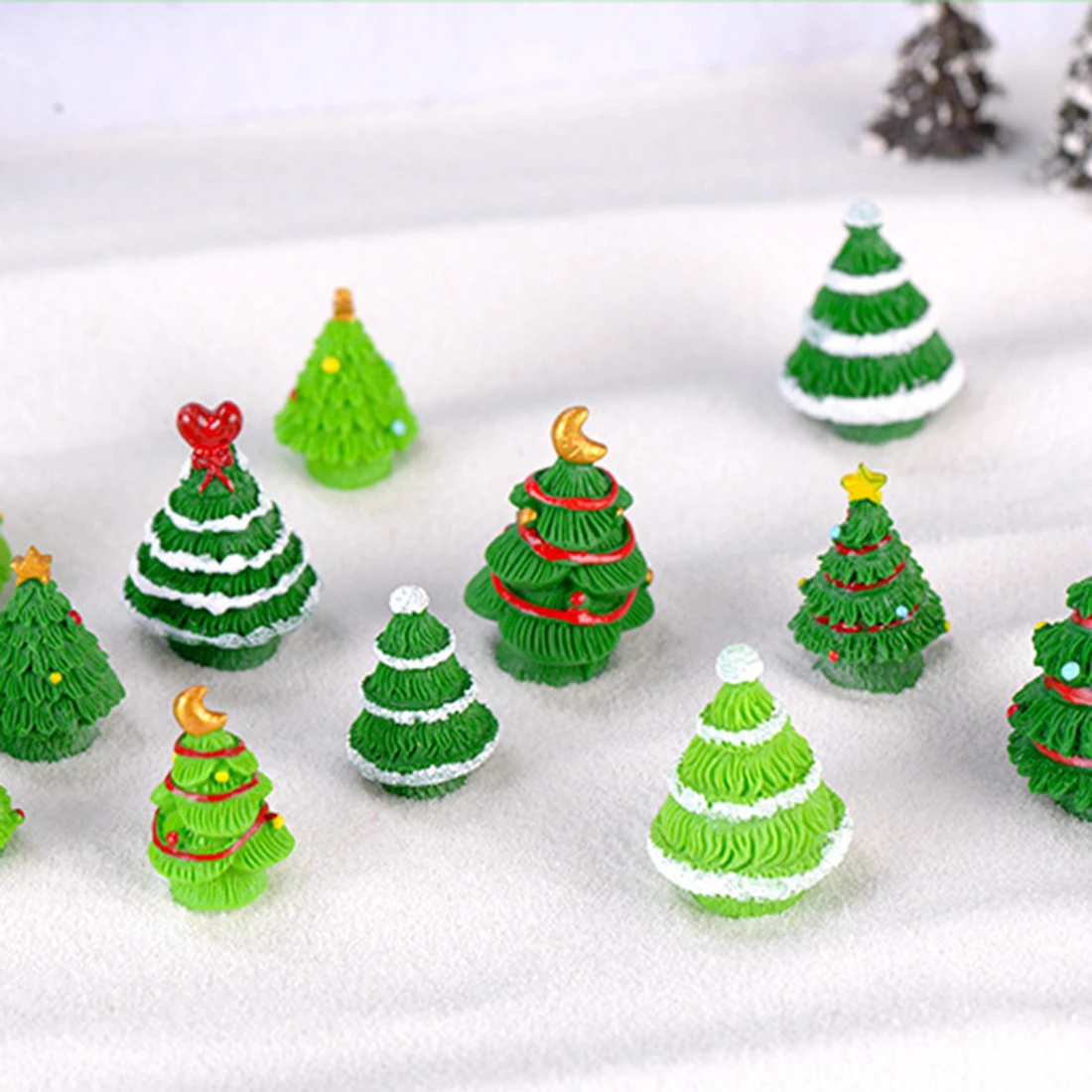 100Pcs 2.8/4cm Large Size Sand Table Micro Landscape Christmas Tree Model- Light Green/Dark Green(Random Type