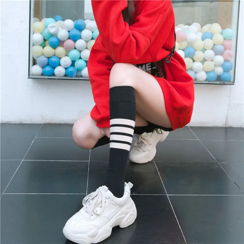 KingDeng Женская зимняя полоса из хлопка до колена Harajuku Art Носки Kawaii Корейские отвесные черные блестящие носки Эстетическая роскошная стежка