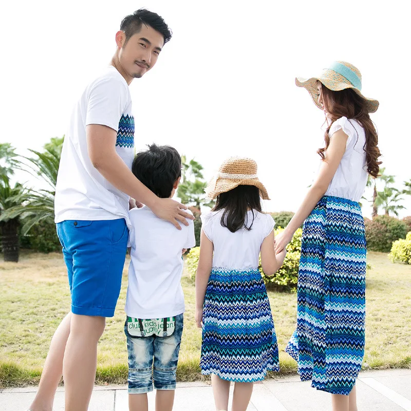 Семья подходящая друг к другу одежда летняя одежда для мамы и дочки, цвета: Королевский синий, сезонная Пляжное длинное платье отец и футболки для сына Семейный комплект одежды