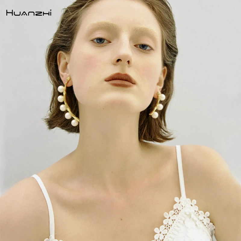 

HUANZHI 2019 Korean S925 Silver Pin Geometric Asymmetry Pearl Geometric Arc Irregular Surface Stud Earrings for Women Girl Party
