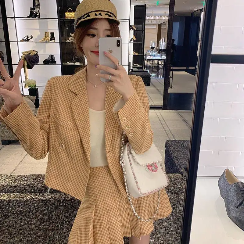 

2019 Autumn new Korean version of the loose short suit jacket + pleated skirt pants two sets of women
