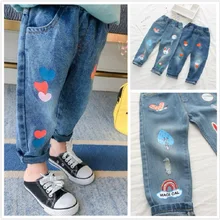Весенние новые стильные джинсы с рисунком для девочек, популярные ковбойские брюки в Корейском стиле для маленьких девочек, детская одежда