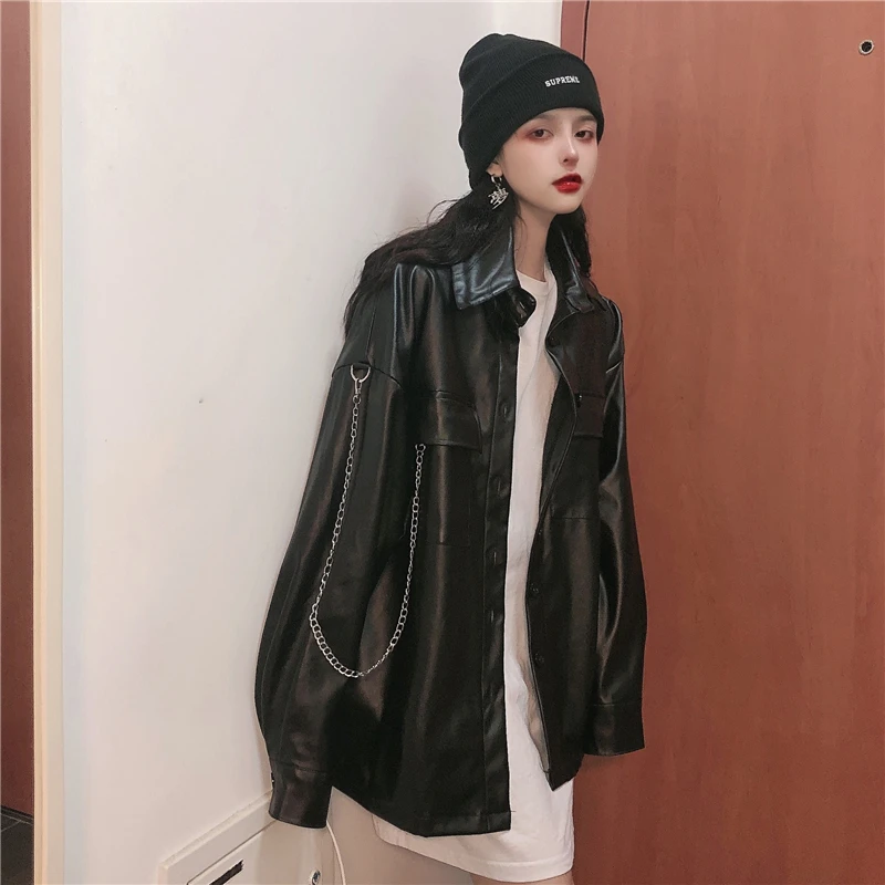 Женская куртка из искусственной кожи черная приталенная мотоциклетная на молнии