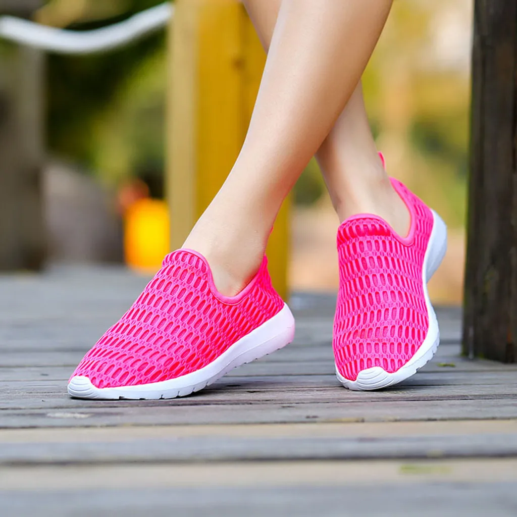Летняя спортивная обувь. Летние беговые кроссовки на резиновой подошве женские.