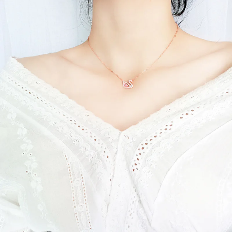 

2019 new type Silver and rose gold swan necklace Inlaid crystal romantic wild small red book recommended new generation