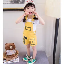 Милый джинсовый комбинезон для девочек, костюм летние удобные хлопковые шорты с короткими рукавами и круглым вырезом на бретелях комплект из двух предметов