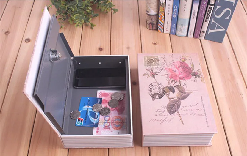 保险盒装入银行卡和硬币图