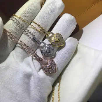 

Exquisitely crafted and will not fade. Heart-shaped L necklace, popular, is a holiday gift for lovers