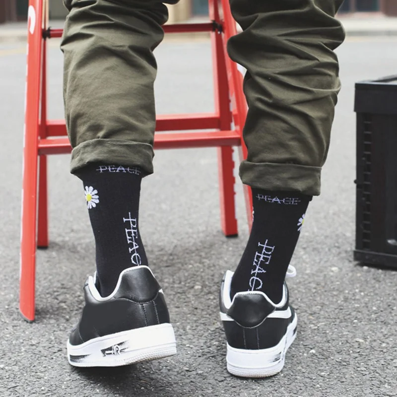 Модные Хлопковые женские носки с принтом, корейские брендовые носки с вышитыми ромашками и цветами, носки для скейтборда с черными буквами и улыбкой, популярные носки