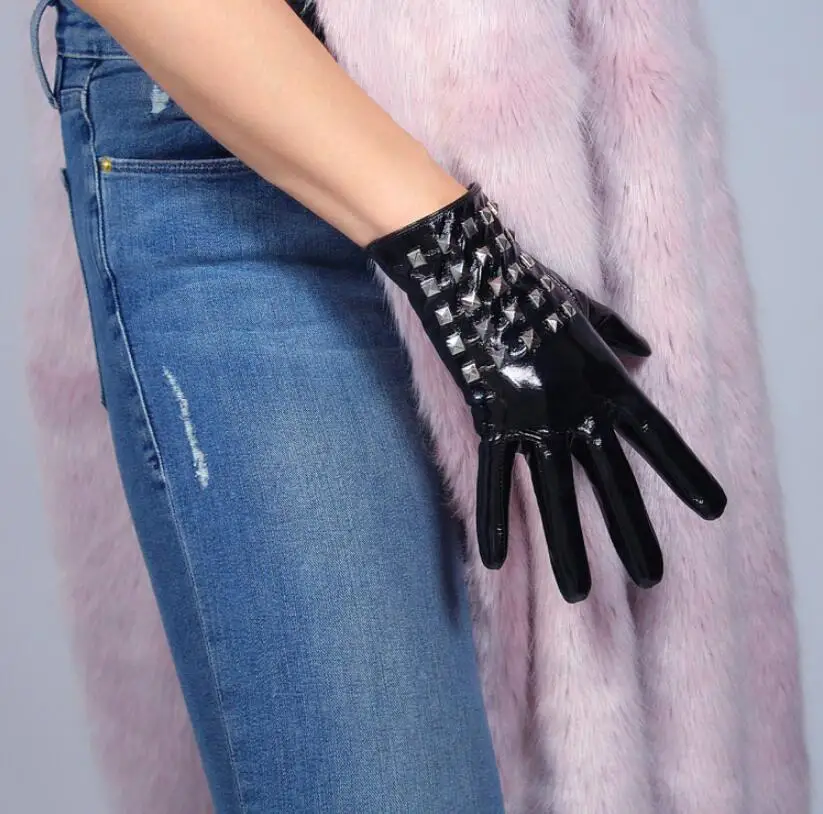 Женская перчатка в заклепках из лакированной искусственной кожи с сенсорным экраном в стиле панк, женские Модные кожаные перчатки для танцев и вождения R2051