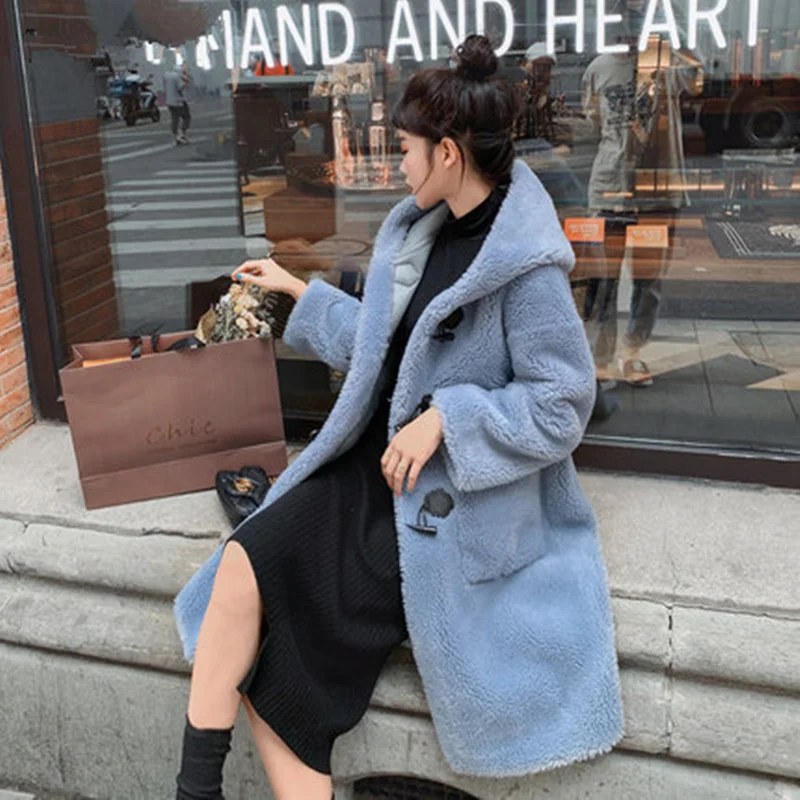 Sheep shearing jacket woman winter new fur lamb fur one in the long section woolen horn buckle coat female