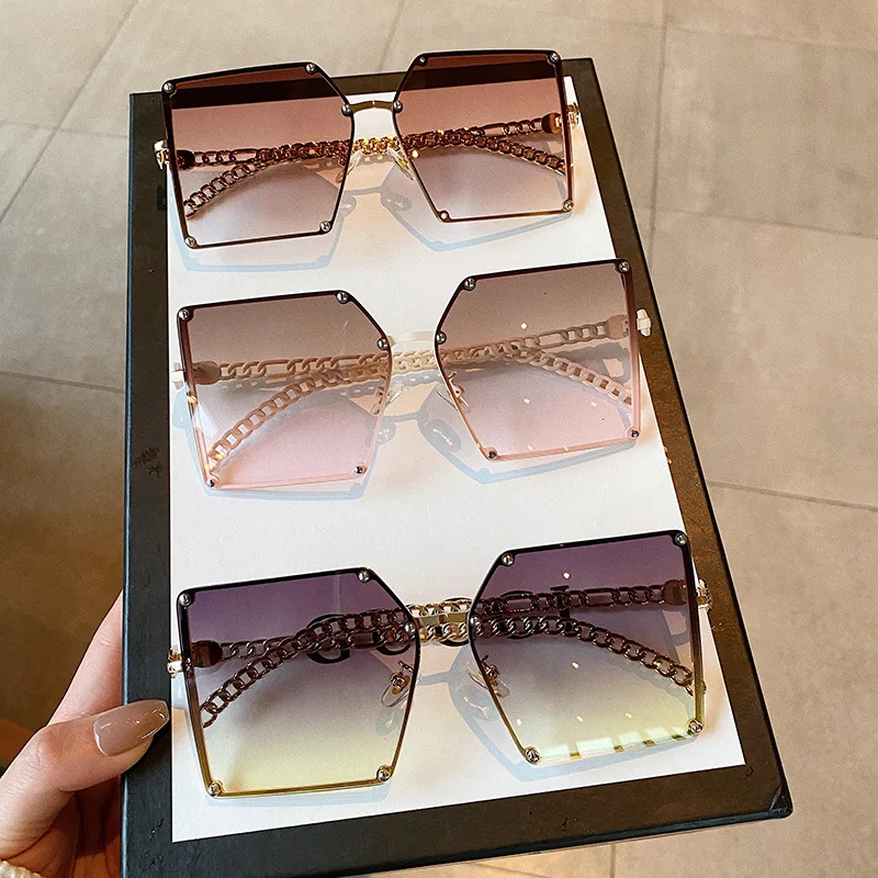 2021 New Fashion Oversize Gradient Sunglasses For Women Vintage Alloy Chain Frame Rivet Square Sun Glasses Unisex Elegant Shades