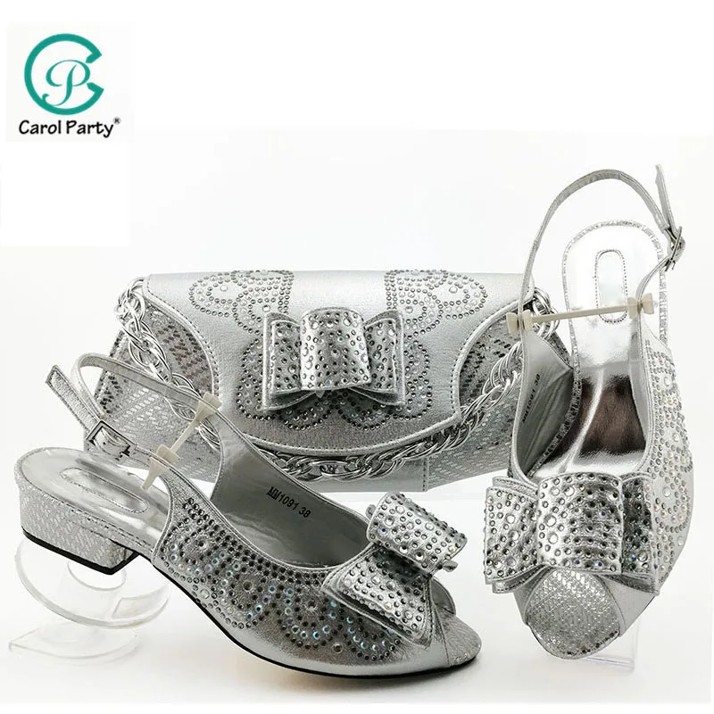 Комплект из дизайнерской обуви и сумочки в африканском стиле серебристого цвета высокого качества; комплект из итальянских туфель и сумочки для вечеринки