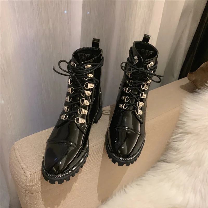 Черный Женские зимние ботинки в стиле панк; bottes femme; ботинки в байкерском стиле с металлической цепочкой; Botines Mujer; коллекция года; зимние ботинки из лакированной кожи; женские ботильоны - Цвет: Черный