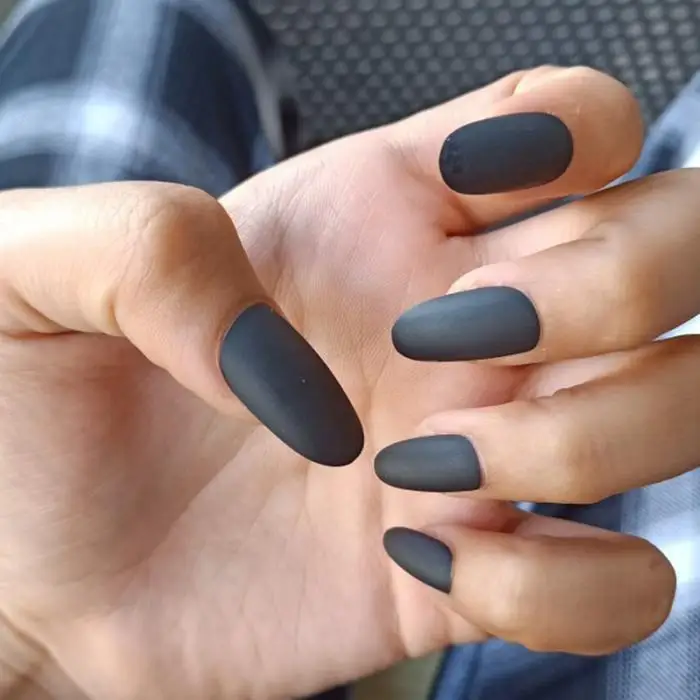 Wear a manicure patch on a round black Matte Fake Nails For Halloween essentials DIY Manicure Stickers with Glue DL