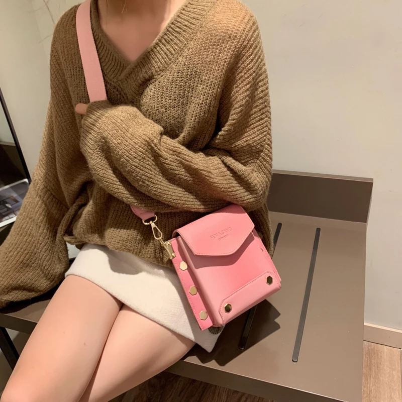 Pink Модная сумка через плечо, внешняя сумка для телефона, Мини женские сумки через плечо, Женский Регулируемый широкий ремень, заклепки, женская сумка-мессенджер, Femm - Цвет: Pink