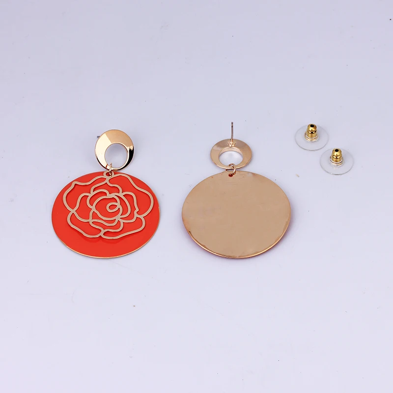 Модное платье с цветочным принтом золотые серьги заявление модные ювелирные