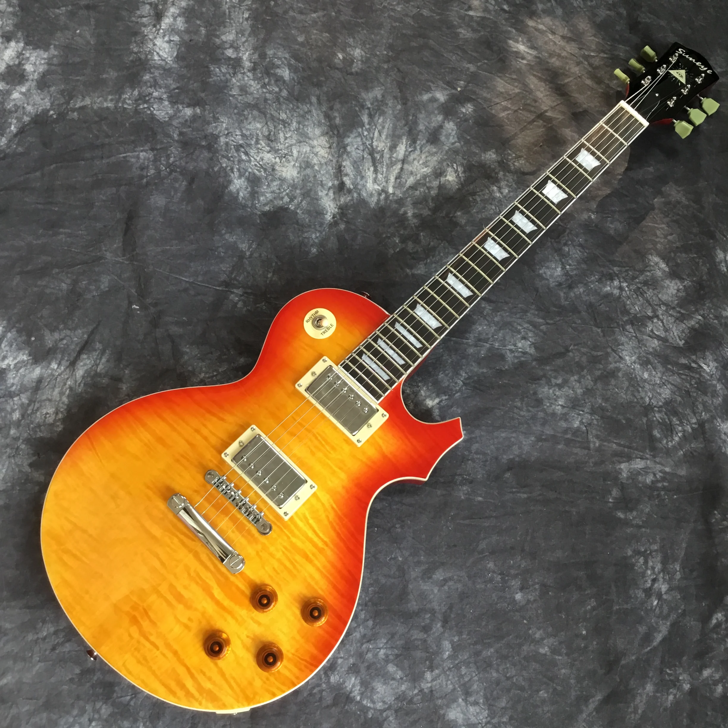 Новая электрогитара. Желтые тигровые полосы. Гитара из красного дерева Реальные