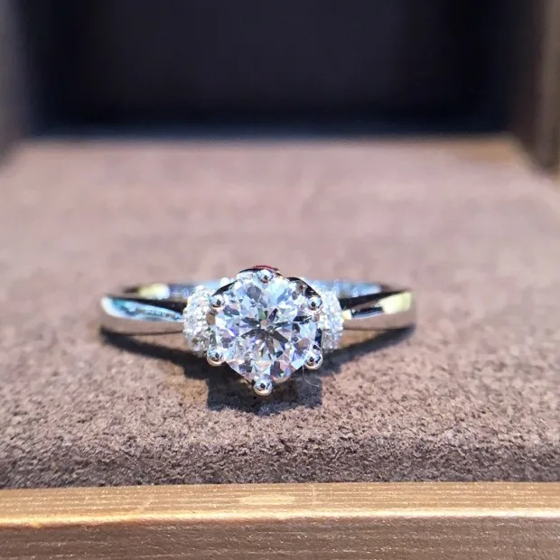 Кольцо из чистого золота с натуральным бриллиантом