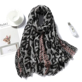 

Animal print 2020 Winter Scarf Women Cotton Fold Crinkle Hijab Lady Shawls and Wraps Female Foulard Headband Neck foulard
