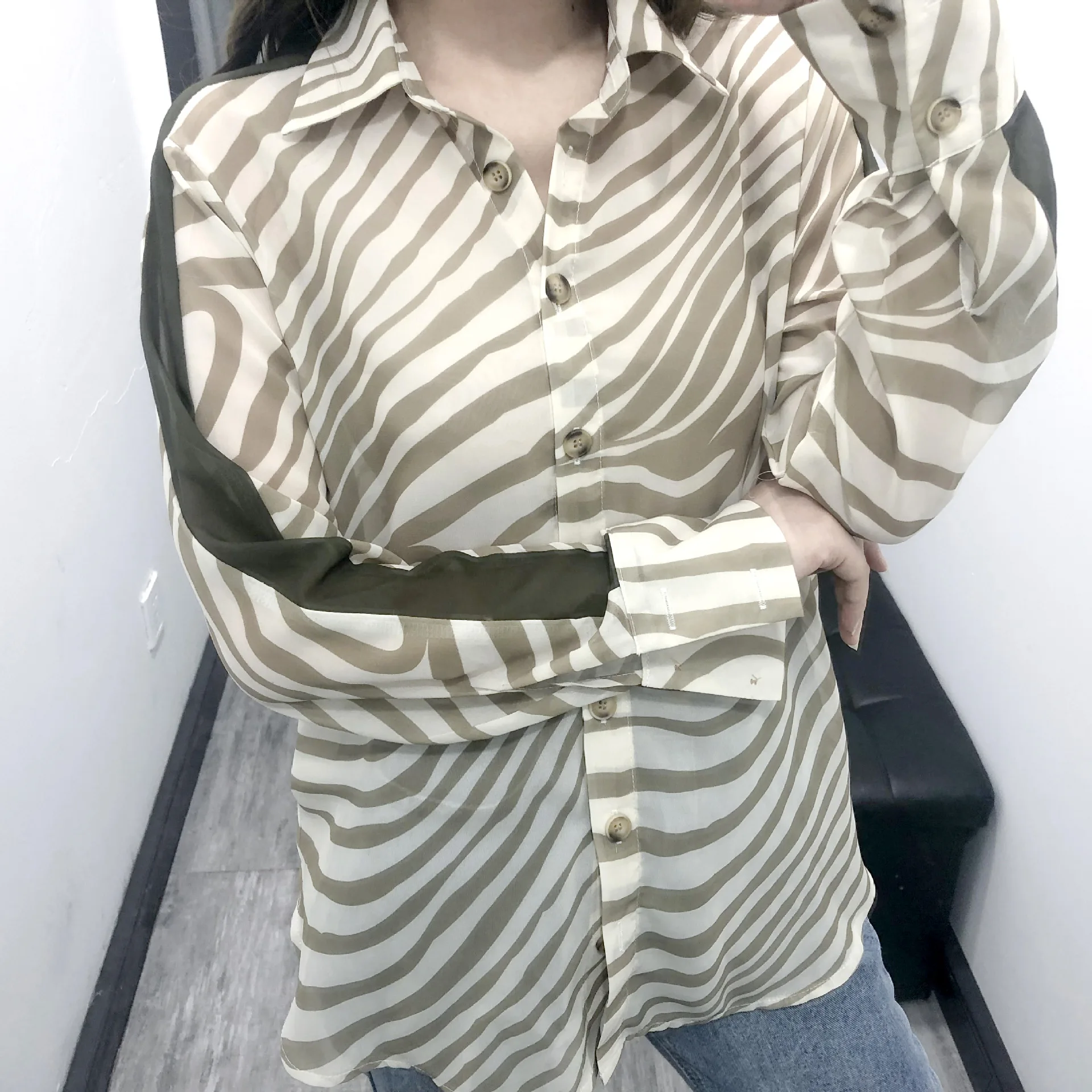 

In the fall of the new 2019 zebra stripe design color matching blouse U7-26375