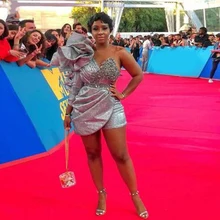 Серебряное мини-платье с блестками, Короткие Коктейльные штаны,, с оборками, на одно плечо, с длинным рукавом, милая, расшитая бисером, африканские вечерние платья знаменитостей