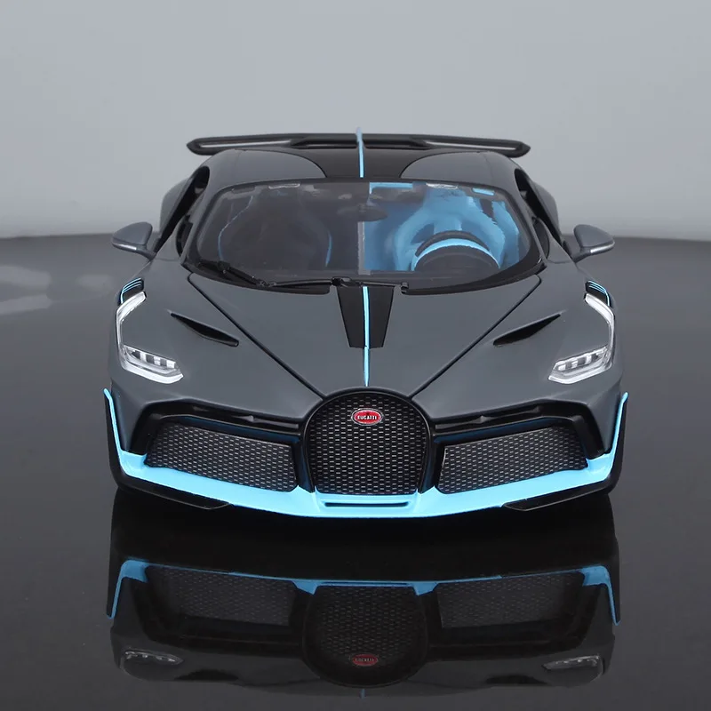 Burago 1:18 литой под давлением сплав модель гоночной машины игрушка для Bugatti Divo с управлением рулем с оригинальной коробкой для мальчиков металлические игрушки