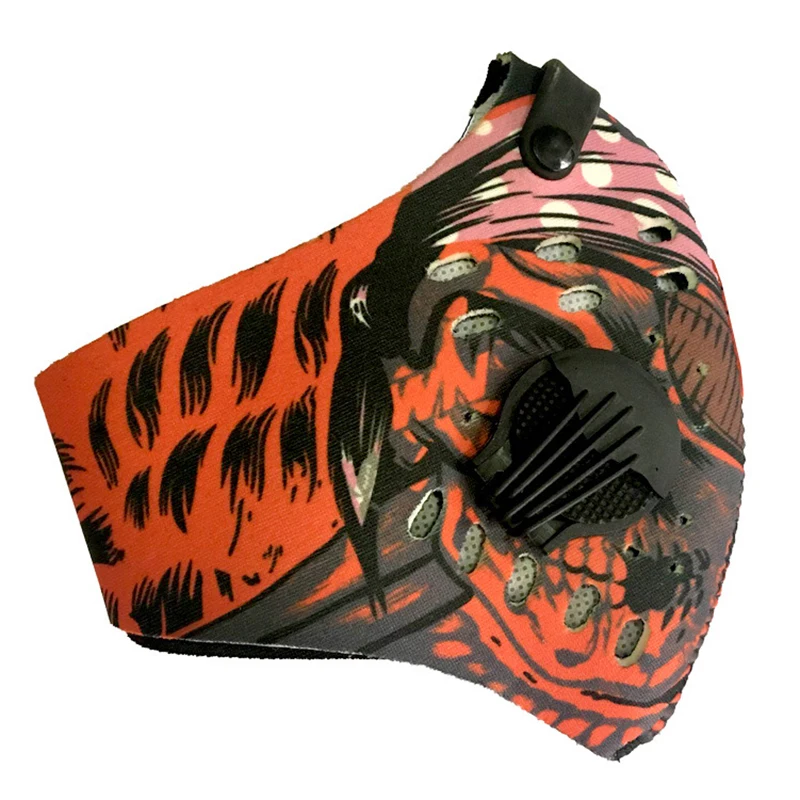 Masque rouge réutilisable en tissu, porté par un mannequin, illustrant le maintien et le style, achat de protection durable.