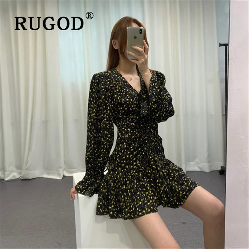 Kopen RUGOD Herfst Winter Nieuwe Stijl Chic V hals Sexy Bloemen Geplooide Jurk Speciale Trekkoord Verzamelen Taille Fashion 2019