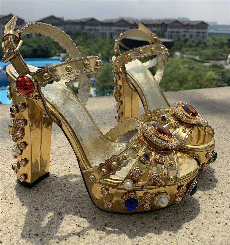 Роскошные сандалии-гладиаторы в стиле ретро со стразами; женские свадебные туфли на очень массивном каблуке и высокой платформе с ремешком на лодыжке и металлическим украшением из страз