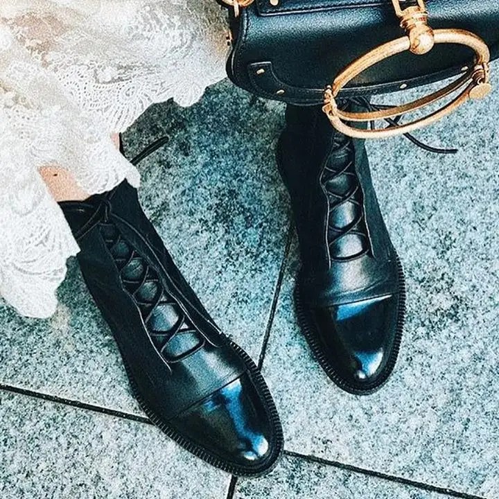 Новинка; ботинки на плоской подошве из лакированной кожи в британском стиле; черные ботинки с острым носком; красивые ботинки в байкерском стиле; женские ботинки