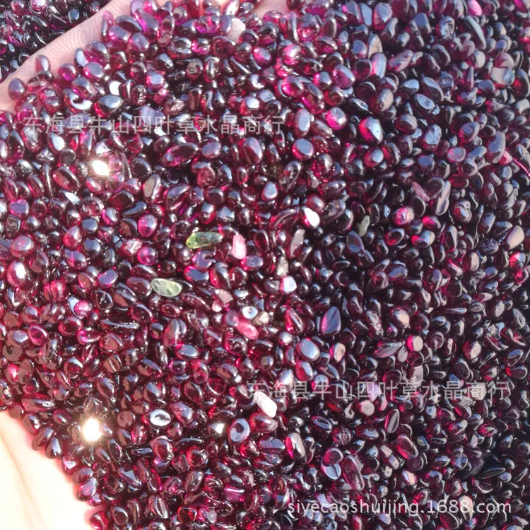 Натуральный гранат гравия фиолетовых зубов Черный гранат лома буддийские поставки Длинные 6 миллиметров за 100 г
